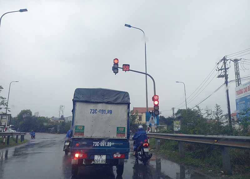 Đèn đỏ được điều chỉnh chưa phù hợp gây ắch tắc giao thông.