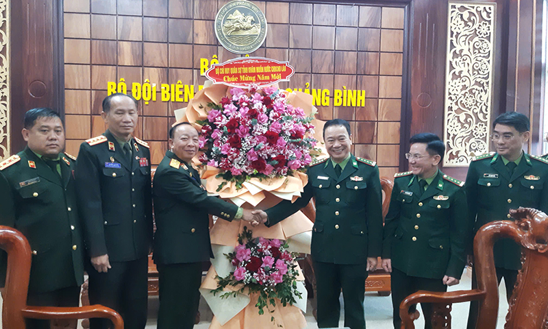 Đồng chí Thiếu tướng Sổm Khen Ắp Pạ Sỏn, Chính ủy Bộ CHQS tỉnh Khăm Muồn tặng hoa chúc mừng CBCS BĐBP tỉnh đón Tết Nguyên đán Ất Tỵ 2025.