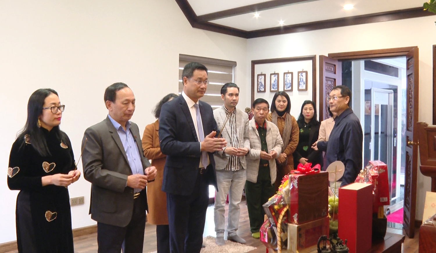 Các đồng chí lãnh đạo tỉnh thăm, chúc Tết gia đình Đại tướng Võ Nguyên Giáp.