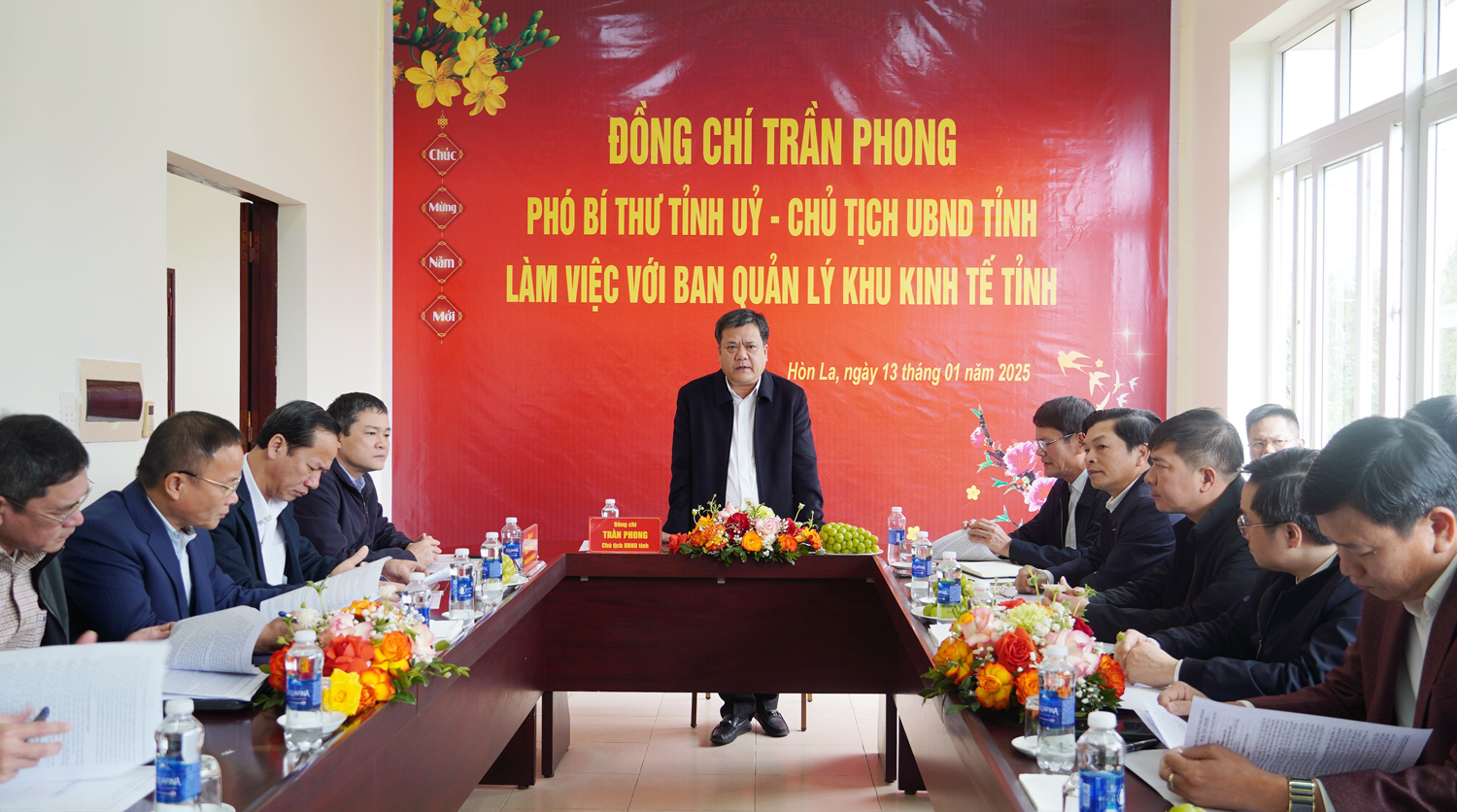 Đồng chí Chủ tịch UBND tỉnh Trần Phong chủ trì buổi làm việc tại Khu Kinh tế Hòn La.