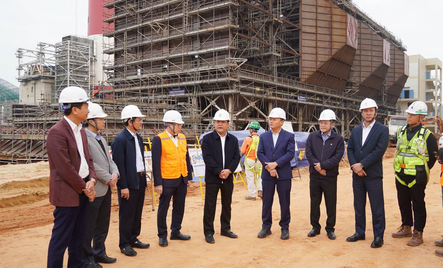 Đồng chí Chủ tịch UBND tỉnh Trần Phong kiểm tra tiến độ thực hiện tại Dự án Nhà máy nhiệt điện Quảng Trạch I.