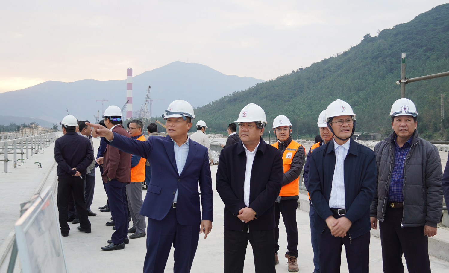 Đồng chí Chủ tịch UBND tỉnh Trần Phong tặng quà động viên cán bộ, kỹ sư, công nhân trên công trường Dự án Trung tâm Điện lực Quảng Trạch.