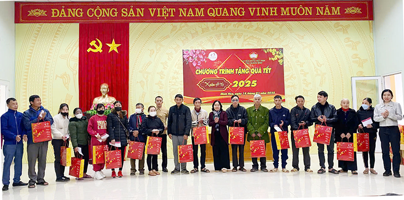 2000 suất quà đã được trao tận tay cho người nghèo trên địa bàn huyện Minh Hóa đón Tết an vui, đầm ấm.