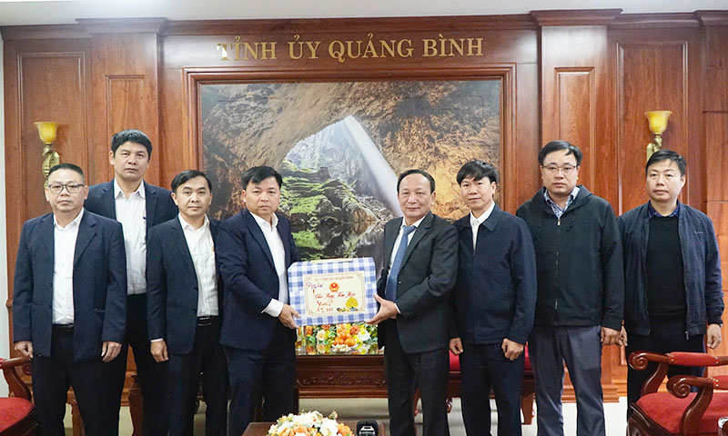 Phó Cục trưởng Cục 11 Đại tá Tưởng Văn Thể gửi lời chúc mừng năm mới và lời cảm ơn của Đảng ủy, lãnh đạo Cục 11 đến cấp ủy, chính quyền các tỉnh, thành phố trong đó có tỉnh Quảng Bình.