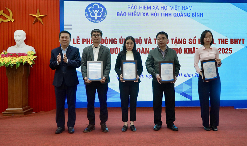 Lãnh đạo BHXH tỉnh trao thư cảm ơn cho các cơ quan, đơn vị đồng hành với chương trình.