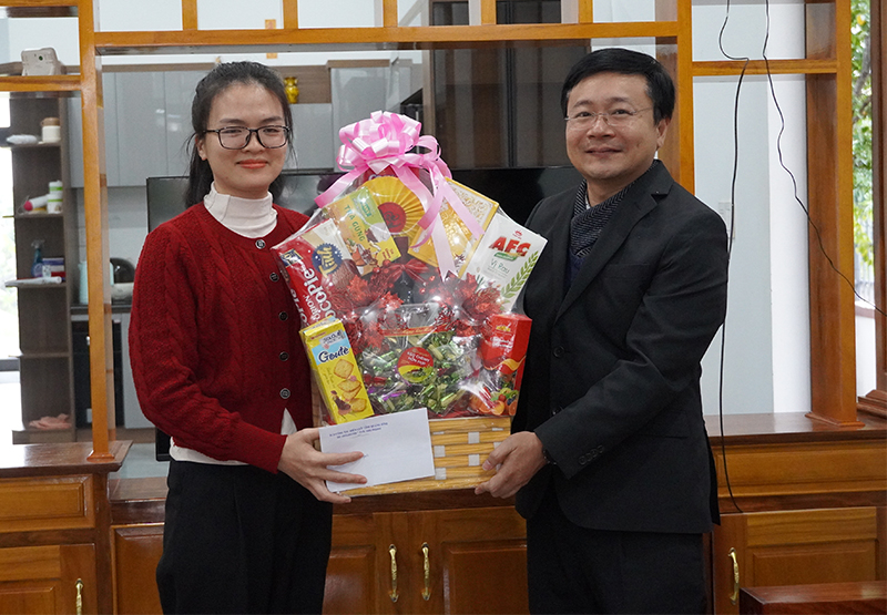 Đại diện lãnh đạo Sở Ngoại vụ tăng quà cho vợ đồng chí Ngô Văn Chung.