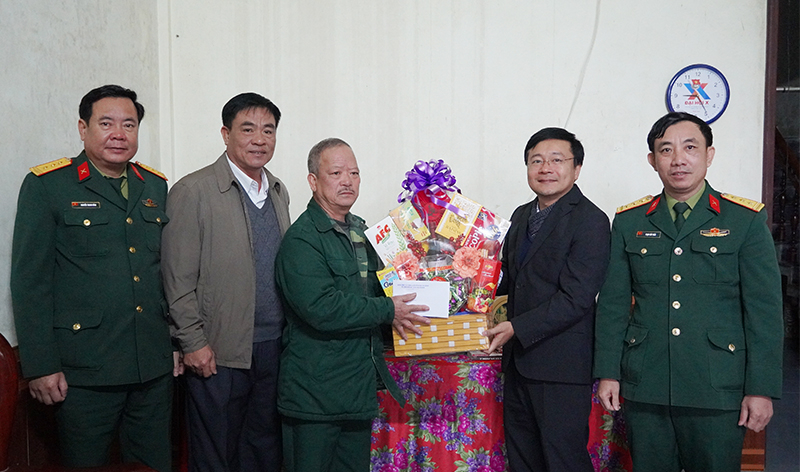 Tặng quà cho gia đình đồng chí Trần Danh Tuyên.