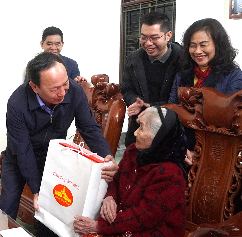 Đồng chí Phó Bí thư Thường trực Tỉnh ủy Trần Hải Châu tặng quà chúc mừng năm mới đồng chí Lý Thị Sen.