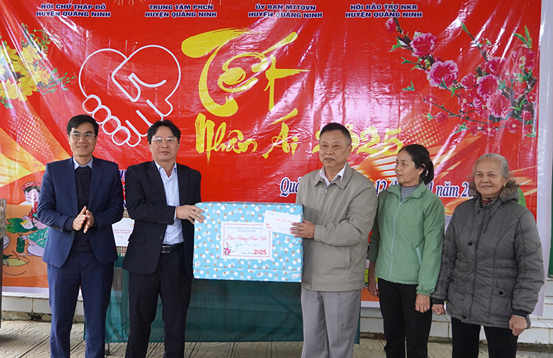 Đại diện lãnh đạo huyện Quảng Ninh tặng quà Trung tâm phục hồi chức năng trẻ em khuyết tật, nạn nhân chất độc da cam huyện.