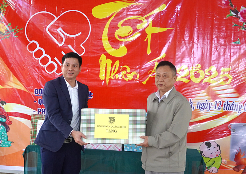 Đại diện lãnh đạo Tỉnh đoàn tặng quà Trung tâm phục hồi chức năng trẻ khuyết tật, nạn nhân chất độc da cam huyện Quảng Ninh.