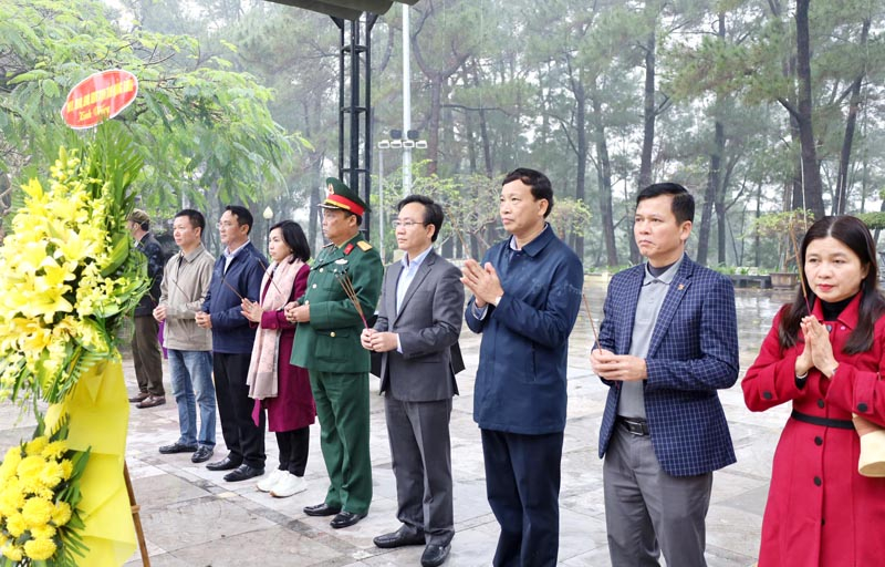 Đoàn đại biểu tỉnh Quảng Binh dâng hương tại Nghĩa trang liệt sỹ quốc gia Trường Sơn