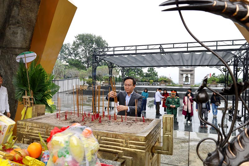 Đoàn đại biểu tỉnh Quảng Bình dâng hương tại Nghĩa trang liệt sỹ quốc gia đường 9 tại tỉnh Quảng Trị