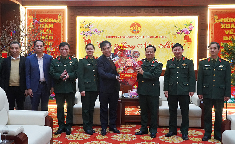 Đồng chí Phó Chủ tịch Thường trực UBND tỉnh Đoàn Ngọc Lâm tặng quà Bộ Tư lệnh Quân khu 4.