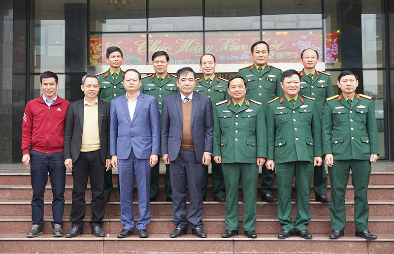 Đoàn công tác tỉnh Quảng Bình chụp ảnh lưu niệm cùng các đồng chí trong Bộ Tư lệnh Quân khu 4.