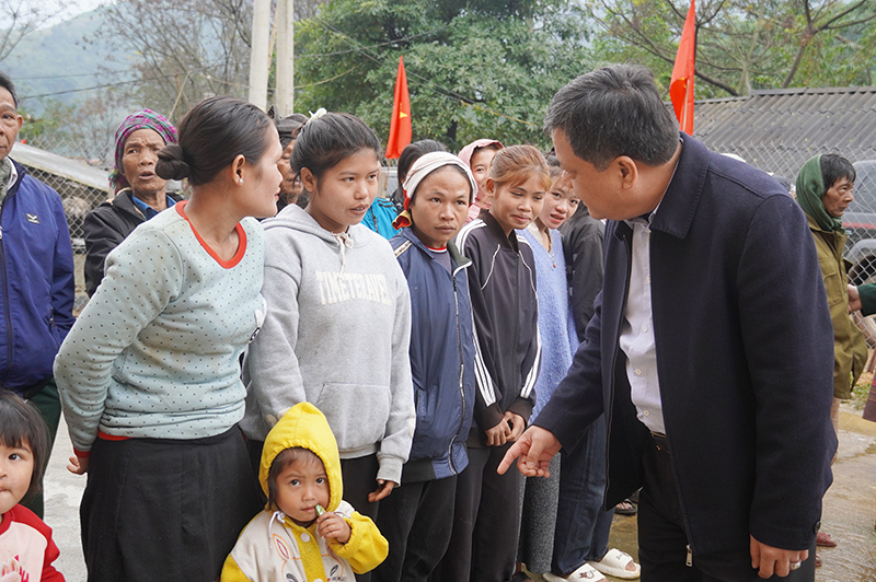 Đồng chí Chủ tịch UBND tỉnh hỏi thăm sức khỏe, đời sống của bà con người Mày tại bản Lòm, xã Trọng Hóa.
