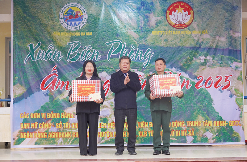 Đồng chí Trần Phong tặng quà cho cấp ủy, chính quyền xã Trọng Hóa và Đồn Biên phòng Ra Mai nhân dịp Tết cổ truyền của dân tộc.