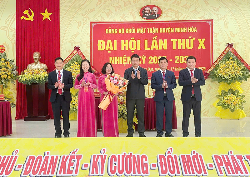 Lãnh đạo huyện Minh Hóa tặng hoa chúc mừng Ban chấp hành đảng bộ khối Mặt trận huyện khóa X, nhiệm kỳ 2025-2030.