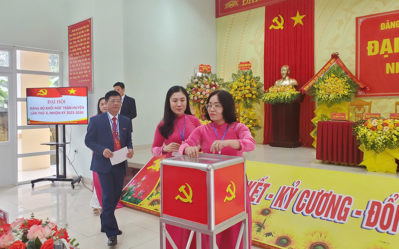 Đại biểu bỏ phiếu bầu ban chấp hành khóa mới.