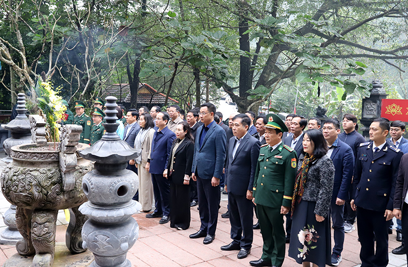 Đồng chí Bí thư Tỉnh ủy Lê Ngọc Quang và đoàn công tác dân hương tại Đền tưởng niệm các anh hùng liệt sỹ Đường 20 Quyết Thắng