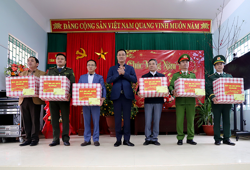Đồng chí Bí thư Tỉnh ủy tặng quà cho Đảng bộ, chính quyền và nhân dân xã Tân Trạch.