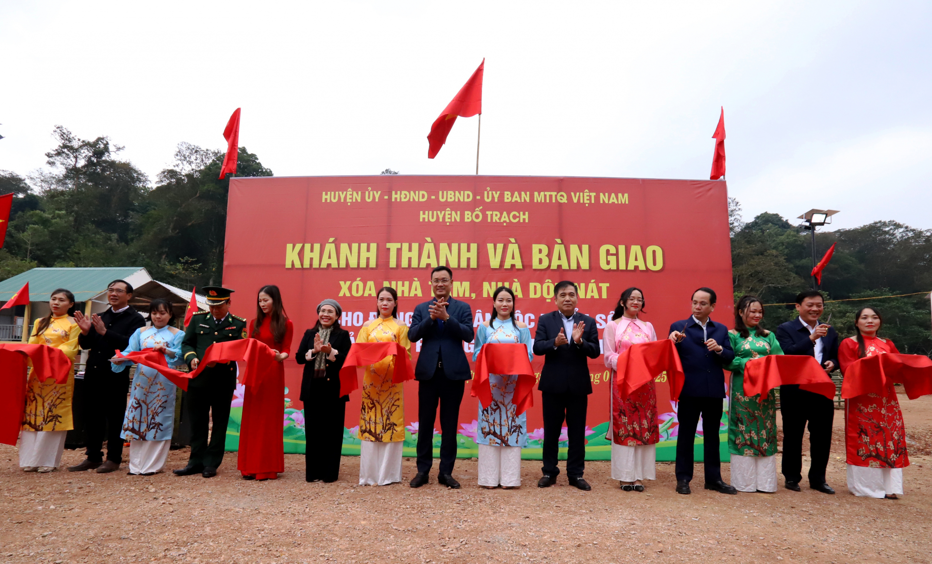 Đồng chí Bí thư Tỉnh ủy và các đồng chí lãnh đạo tỉnh cắt băng khánh thành nhà “Đại đoàn kết” tại bản Cồn Roàng