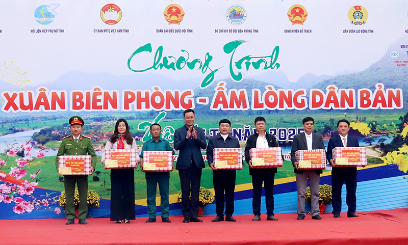 Đồng chí Bí thư Tỉnh ủy trao quà Tết cho các đơn vị đứng chân trên địa bàn xã Thượng Trạch