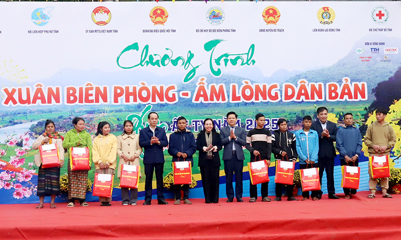 Các đồng chí lãnh đạo tỉnh  và đơn vị đồng hành trao quà Tết cho đồng bào