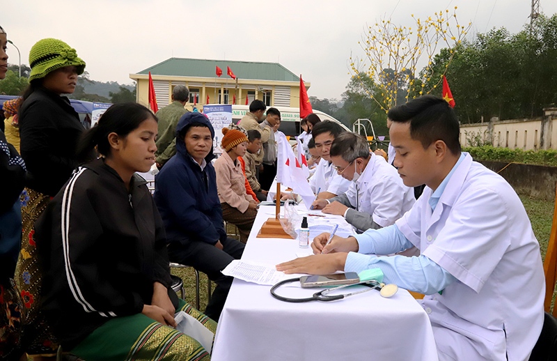 Khám, cấp phát thuốc cho đồng bào trong chương trình  