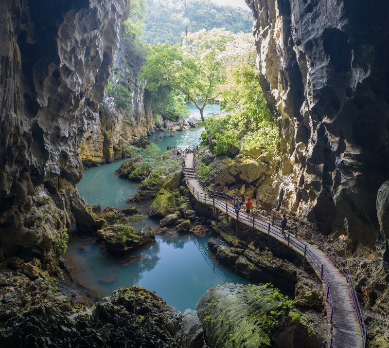 Cửa hang Tối.