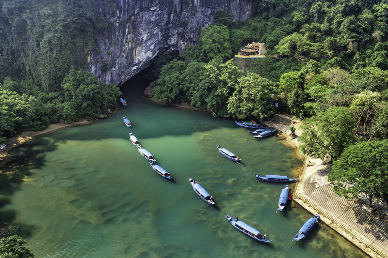 Trước động Phong Nha.