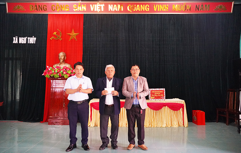 Địa diện Công ty CP khoáng sản Hoàng Long tặng 10 triệu đồng cho Hội Khuyến học xã Ngư Thủy.