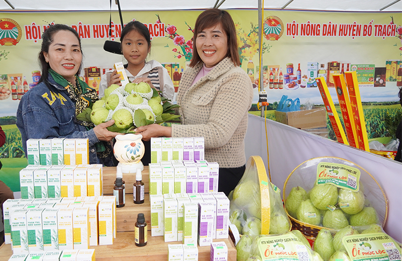 Các sản phẩm OCOP được bày bán tại phiên chợ.
