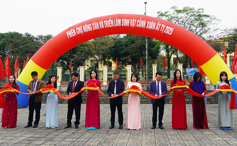 Khai mạc “Phiên chợ nông sản và triển lãm sinh vật cảnh năm 2025”