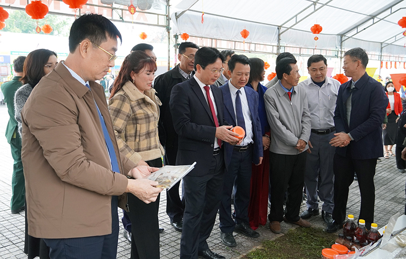 Các đại biểu tham quan gian hàng bày bán sản phẩm nông sản trên địa bàn huyện Quảng Ninh. 