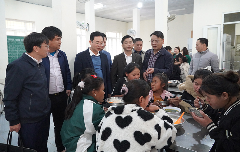 Lãnh đạo Sở GD-ĐT thăm hỏi đời sống sinh hoạt của các em học sinh ở khu nội trú Trường phổ thông Dân tộc bán trú tiểu học và THCS số 2 Trọng Hóa.