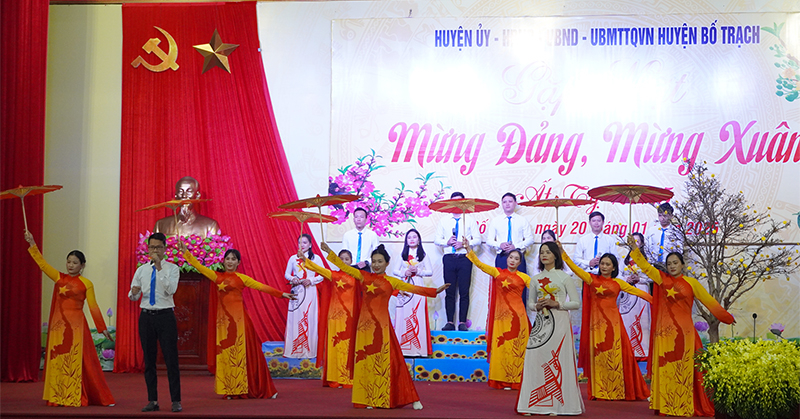  Văn nghệ chào mừng.