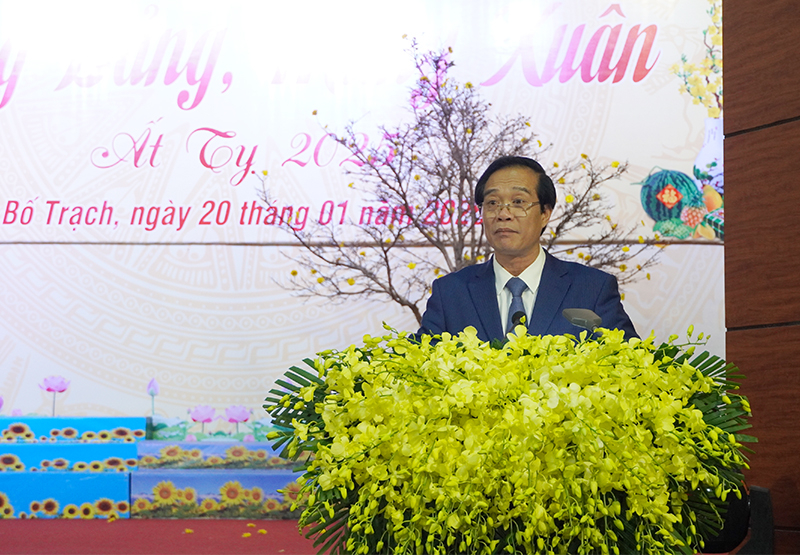 Đại diện lãnh đạo huyện Bố Trạch báo cáo kết quả thực hiện nhiệm vụ chính trị năm 2024.