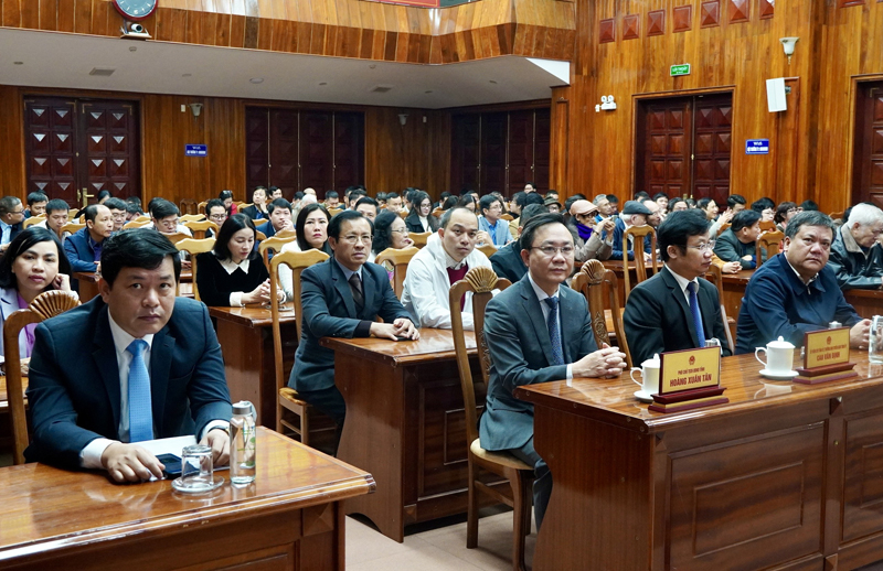 Các đồng chí lãnh đạo tỉnh và đại biểu dự buổi gặp mặt.