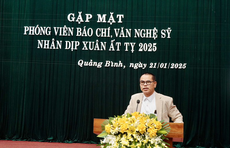 Đại diện lãnh đạo Hội Văn học-Nghệ thuật tỉnh phát biểu tại buổi gặp mặt.