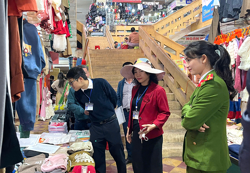 Đoàn liên ngành TP. Đồng Hới kiểm tra giá cả tại các chợ.