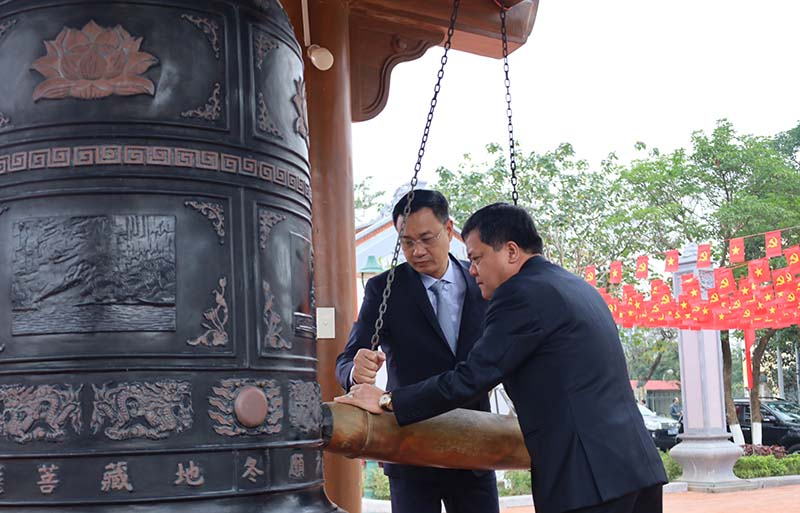 Đồng chí Bí thư Tỉnh ủy Lê Ngọc Quang và đồng chí Chủ tịch UBND tỉnh Trần Phong thực hiện nghi thức thỉnh chuông tại Đền thờ Bác Hồ và các Anh hùng liệt sĩ tỉnh.