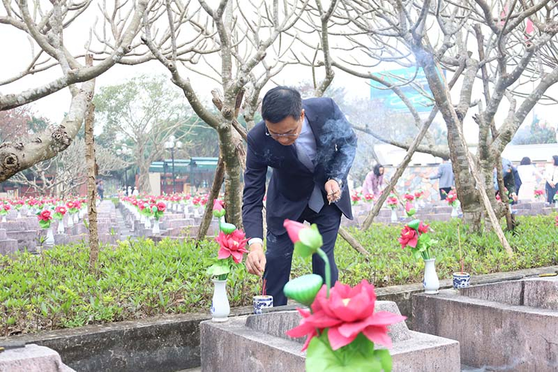 Đồng chí Bí thư Tỉnh ủy Lê Ngọc Quang thắp hương lên từng phần mộ liệt sỹ tại Nghĩa trang liệt sỹ Ba Dốc.