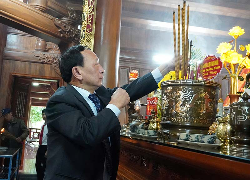 Đồng chí Phó Bí thư Thường trực Tỉnh ủy Trần Hải Châu dân hương hương tưởng nhớ Bác Hồ và các anh hùng liệt sỹ tại Đền thờ Bác Hồ và các anh hùng liệt sỹ tỉnh. 