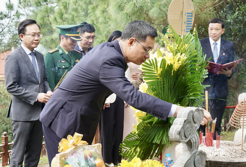 Đồng chí Bí thư Tỉnh ủy Lê Ngọc Quang dâng hương lên phần mộ Đại tướng.