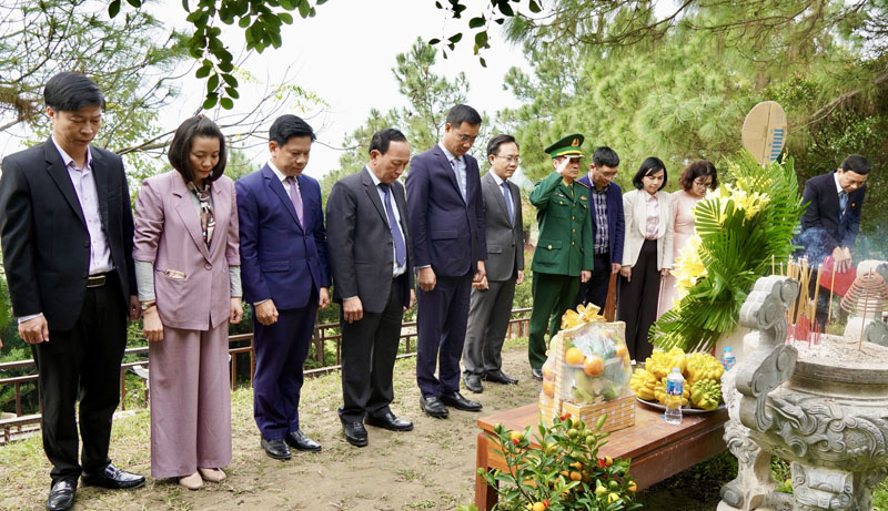 Các đồng chí lãnh đạo tỉnh dành phút mặc niệm tưởng nhớ công lao to lớn của Đại tướng Võ Nguyên Giáp.