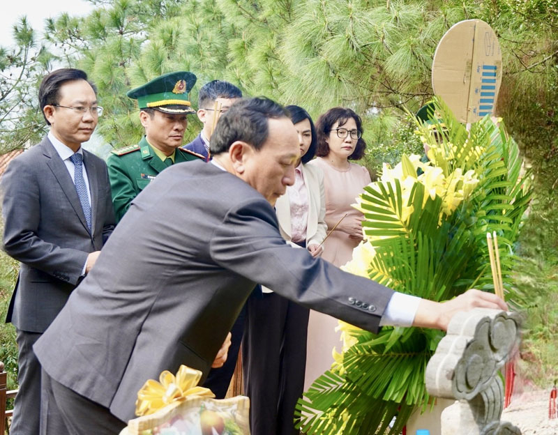 Đồng chí Phó Bí thư Thường trực Tỉnh ủy Trần Hải Châu dâng hương lên phần mộ Đại tướng.