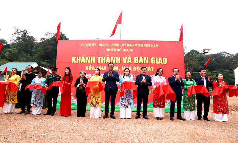 Đồng chí Bí thư Tỉnh ủy Lê Ngọc Quang cắt băng khánh thành “phố” mới Cồn Roàng.