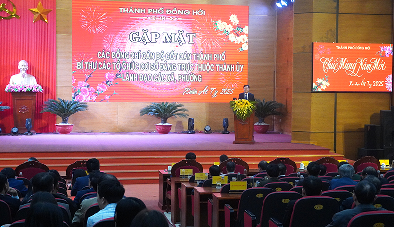 Đại diện lãnh đạo TP. Đồng Hới phát biểu chúc mừng năm mới.