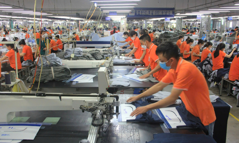 Lĩnh vực may công nghiệp đã và đang góp phần giải quyết việc làm và tạo thu nhập ổn định cho lao động ở địa phương.  