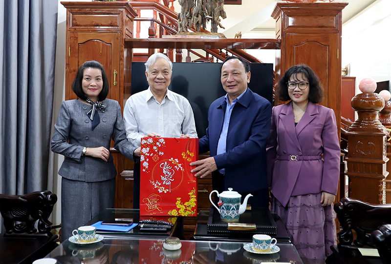 Đồng chí Phó Bí thư Thường trực Tỉnh ủy Trần Hải Châu thăm, chúc Tết gia đình đồng chí Trần Hòa.